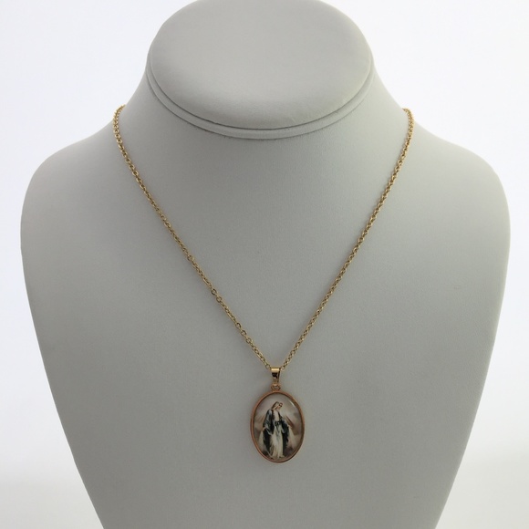Holy Virgin Mary religious gold tone necklace - Picture 3 of 5